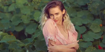 Jalani Photoshoot Bertema Fairy, Miley Cyrus Nyaris Bugil