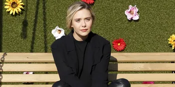Jalani Photoshoot Cantik, Elizabeth Olsen Pamer Dada &#38; Paha