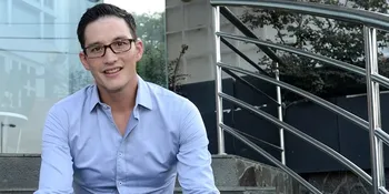 Jalani Photoshoot, Putra Mike Lewis Saingi Pesona Ganteng Ayahnya