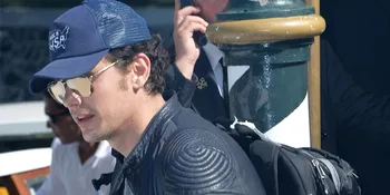 James Franco Pose Nyaris Bugil di Kalender Natal?