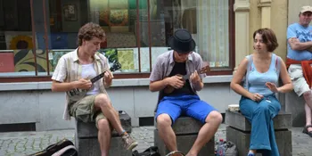 Jangan Remehkan Cewek Ini, Suaranya Aduhai Banget