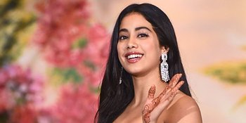 Janhvi Kapoor Luncurkan Trailer DHADAK, Khushi Kapoor Menangis Ingat Sridevi