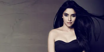 Jelang Nikah, Aktris Cantik Ini Pose Bareng Pacar Miliardernya