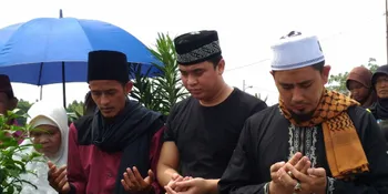 Jelang Ramadan, Billy Syahputra Ziarah ke Makam Olga Syahputra Bersama Anak Yatim