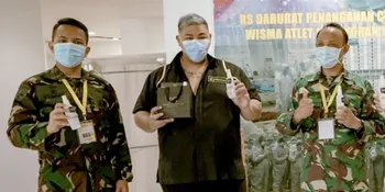 Jelang Ultah Ke-39, Ivan Gunawan Bagikan 1000 Hand Sanitizer untuk WIsma Atlet Kemayoran