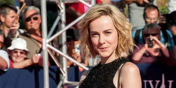 Jena Malone Alami Masalah Gaun di Red Carpet Festival Film