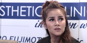 Jenazah Ayah Olla Ramlan Dimakamkan Dengan Iringan Tangis
