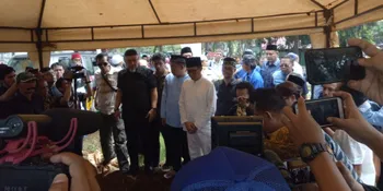 Jenazah Sang Ibu Dikebumikan, Eko Patrio Terlihat Tegar