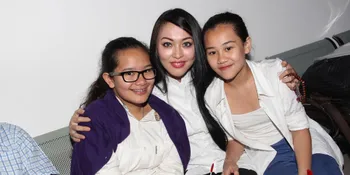 Jenguk Ibu, Anak Angelina Sondakh Bawakan Parfum