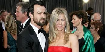 Jennifer Aniston Tunda Pernikahan Gara-Gara Brad Pitt?