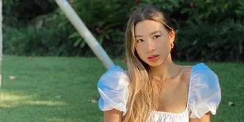 Jennifer Bachdim Pemotretan Topless Ditutupi Bunga Ungu, Cantik dan Kreatif Banget