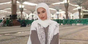 Jennifer Coppen Panjatkan Doa ini saat Umrah Bersama Anaknya