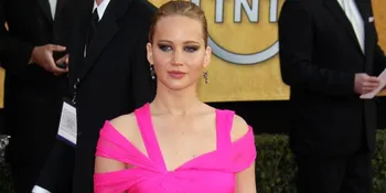 Jennifer Lawrence, Cantik-Cantik Bawa Alat Pel Lantai