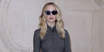 Jennifer Lawrence Pamerkan Cincin Tunangannya di Paris Fashion Week