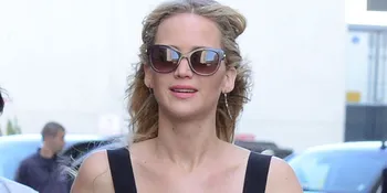 Jennifer Lawrence Tampil Fashionable di Bawah Salju