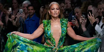 Jennifer Lopez Hebohkan Runway Versace dengan Gaun Hijau Legendaris