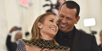 Jennifer Lopez Pamer Cincin Berlian Bareng Kekasih, Udah Tunangan?