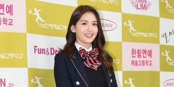 Jeon Somi Rayakan Kelulusan dengan Buket Bunga dan Es Krim
