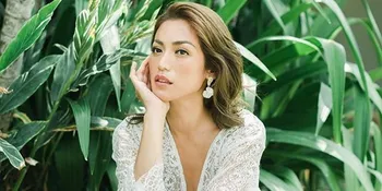 Jessica Iskandar Tiduran di Pinggir Kolam Renang Pakai Swimsuit, Sensor Bagian Pribadi