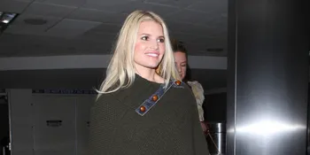Jessica Simpson Pakai Rok Robek di Depan Umum, Seksi Atau ...