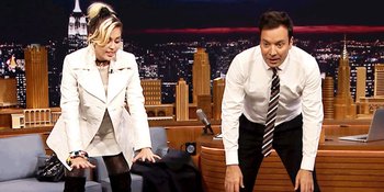 Jimmy Fallon Belajar Yoga Dengan Miley Cyrus, Kocak Bikin Ngakak!