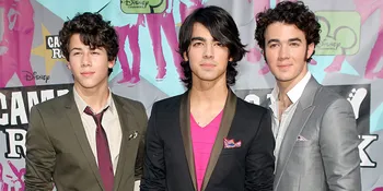 Jonas Brothers Nyanyikan Lagu Stay Milik Rihanna