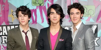 Jonas Brothers Pamer Skill Bermain Mini Golf!