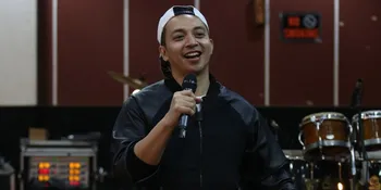 Juara America's Next Top Model Pakai Desain Karya Mario Kahitna