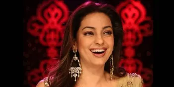 Juhi Chawla Digandeng Sutradara Steven Spielberg!