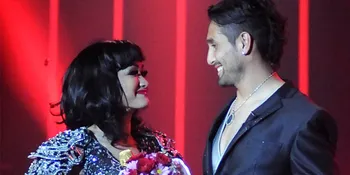 Julia Perez Pamer Cincin Berlian Besar, Pemberian Gaston?