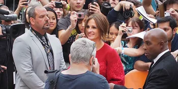 Julia Roberts Tak Tertarik Sutradarai Film