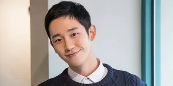 Jung Hae In 'PRETTY NOONA WHO BUYS ME FOOD' Nikmati Bunga Mekar di Musim Semi