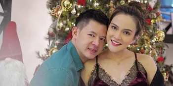 Jungkir Balik, Momen Manis Shandy Aulia dan Sang Suami Lakukan Yoga Berdua di Pantai!