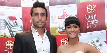 Jupe Pamer Cleavage Saat Rayakan Tahun Baru Bareng Gaston Castano