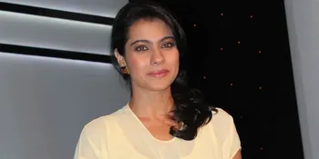 Kacamata Lebar dan Rok Ketat, Kajol Modis Secantik Wanita Karir