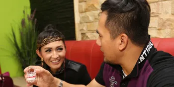 Kado Anting Menjunjung Persahabatan Indah Sari dan Saipul Jamiell