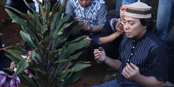 Kado Terakhir, Caca Beri Komeng Jam Tangan Biar Kayak Brad Pitt