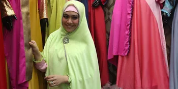 Kado Ultah Dari Suami, Oki Setiana Bikin Butik Hijab Syar'i