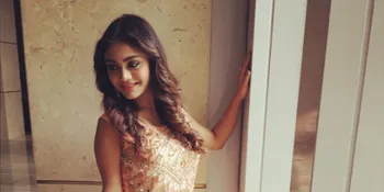 Kaki Cedera, Sreejita De Ternyata Pakai Gips Selama di Indonesia