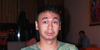 Kalah Tinggi, Raditya Dika Minder Syuting Bareng Mariana Renata