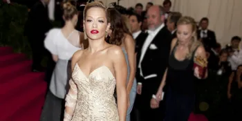 Kalau Wolverine Punya Cakar Besi, Rita Ora Punya Kuku Berlian