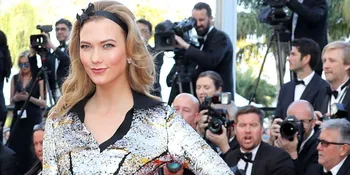 Karlie Kloss Suka Pakai Kaos Yang Lebih Murah Dari Secangkir Kopi