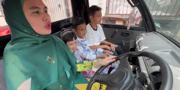 Kartika Putri Tawarkan Anak Diantarkan Sekolah Pakai Mobil Pick Up Kesayangannya: Mau Ya?
