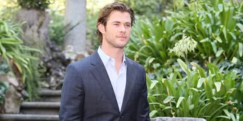 Kasihan... Bayi Kembar Chris Hemsworth Digendong Seperti Ini