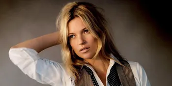 Kate Moss Nyaris Bugil di Iklan Sepatu