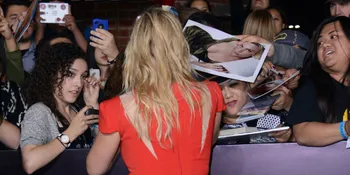 Kate Winslet Dapat Kado Lukisan Bugil di Premiere Filmnya