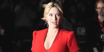 Kate Winslet Tandatangani Dada Lawan Mainnya di Red Carpet