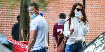Katie Holmes dan Pacar Barunya Kembali Tertangkap Ciuman di Depan Umum