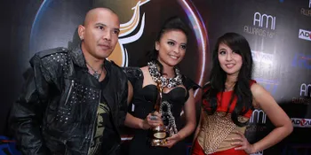 Ke Inggris, Kotak Bawa Mantel dan Sambel