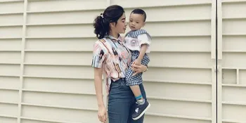 Ke Pasar Tradisional Sambil Gendong Anak, Penampilan Uut Permatasari Jadi Sorotan